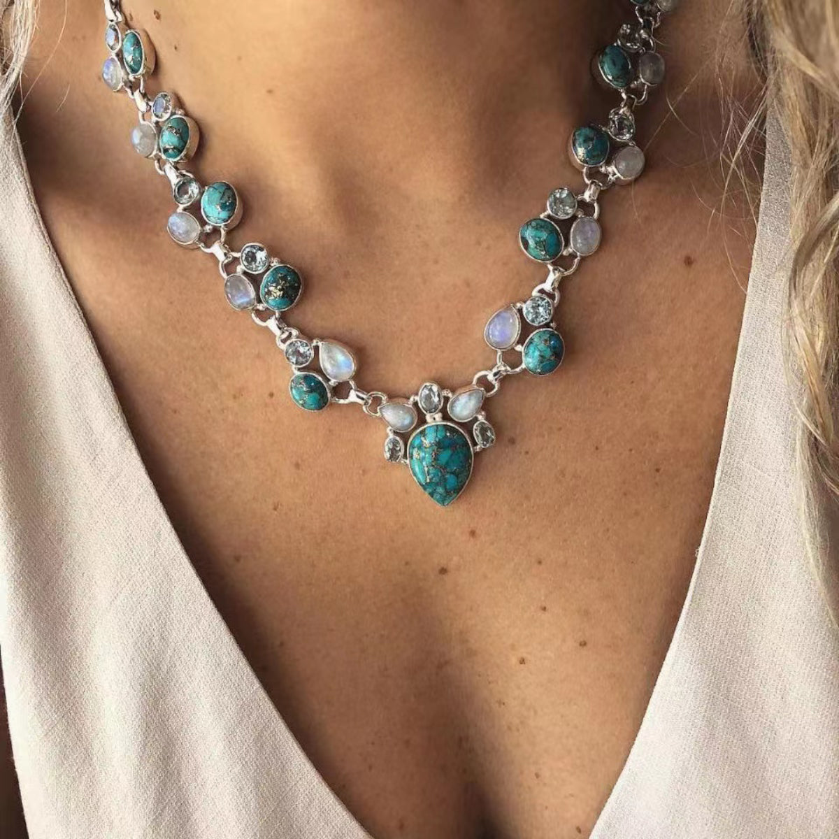 BahGems™  Europe And The United States Jewelry Fashion Personalized Necklace Inlaid White Turquoise Bohemian Windflower Ladies Necklace